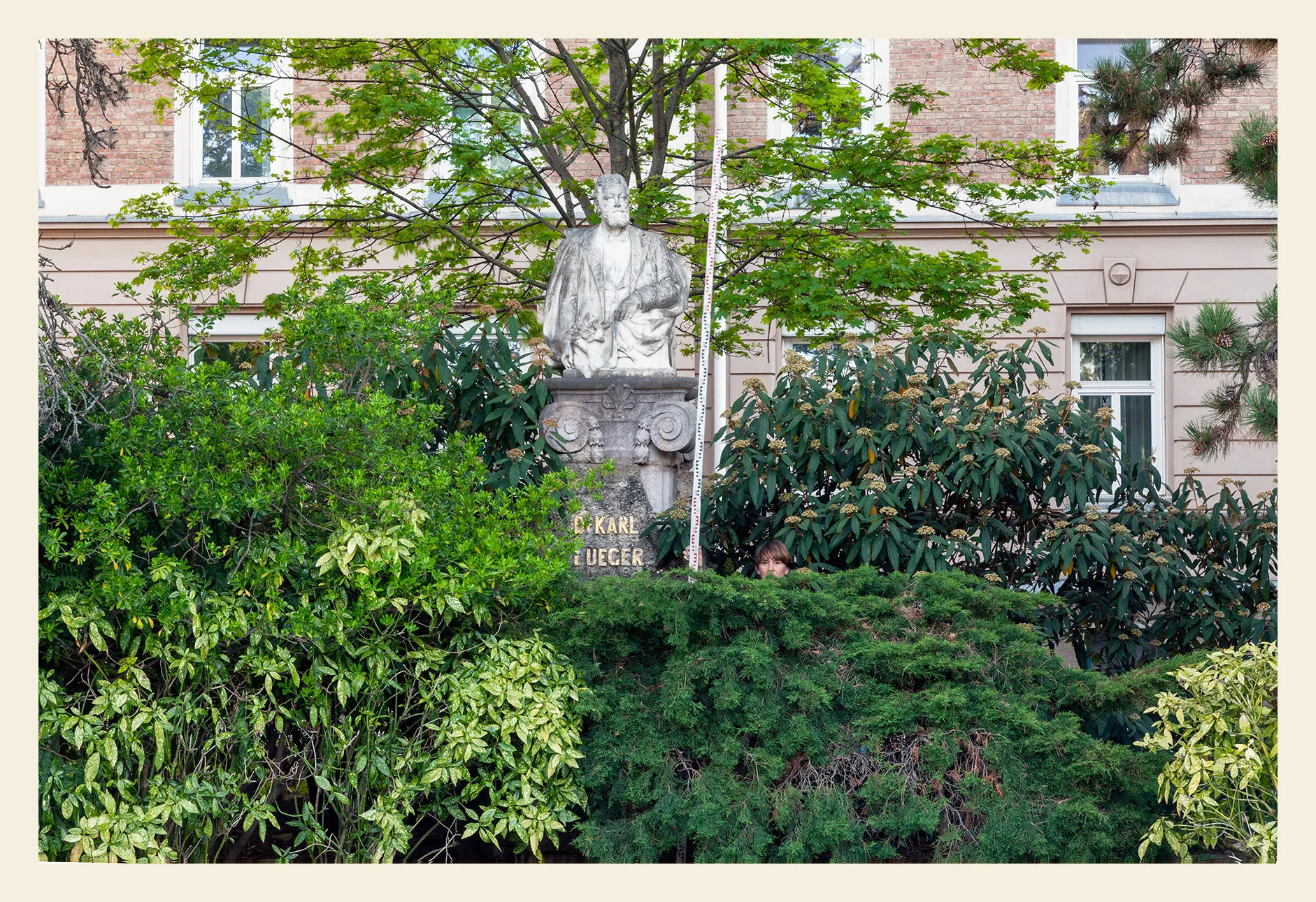 1906 Denkmal in Lainz, Lainzer Pflegeheim, vor Pavillon XIV, Versorgungsheimplatz 1, 13. Bezirk – unkommentiert