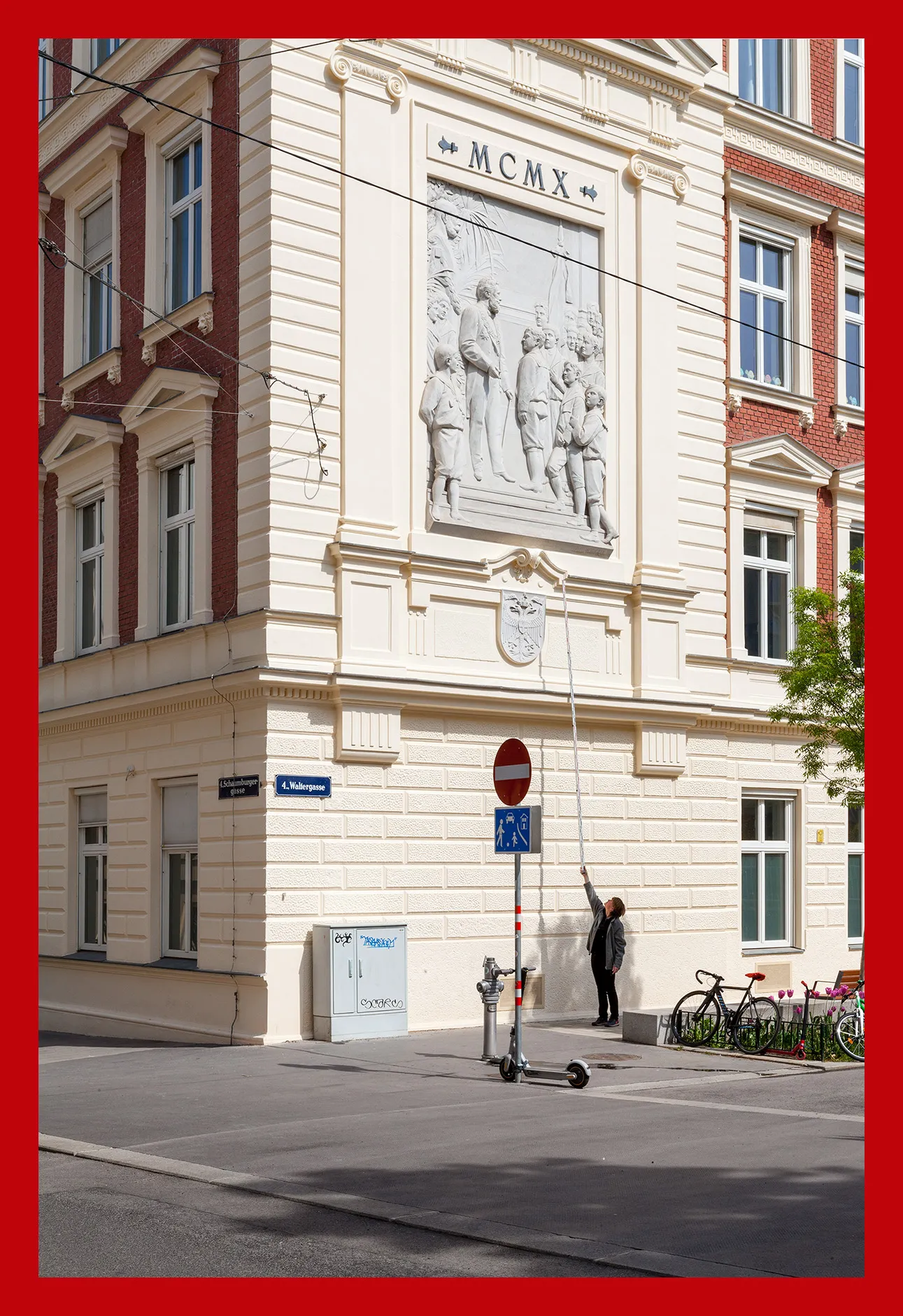 1910 Große Reliefplastik, Schule Graf Starhemberggasse 8-10, 4. Bezirk – unkommentiert